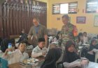 Sinergi TNI dan SPPG Harjatani, Babinsa Koramil 0602-06/Kramatwatu Kodim 0602/Serang Kawal Suksesnya Program MBG 