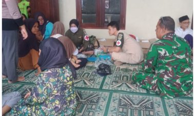 Wujud Kepedulian TNI, Babinsa Koramil 0602-13/Padarincang Kodim 0602/Serang Dampingi Pengobatan Gratis bagi Warga Kampung Begog