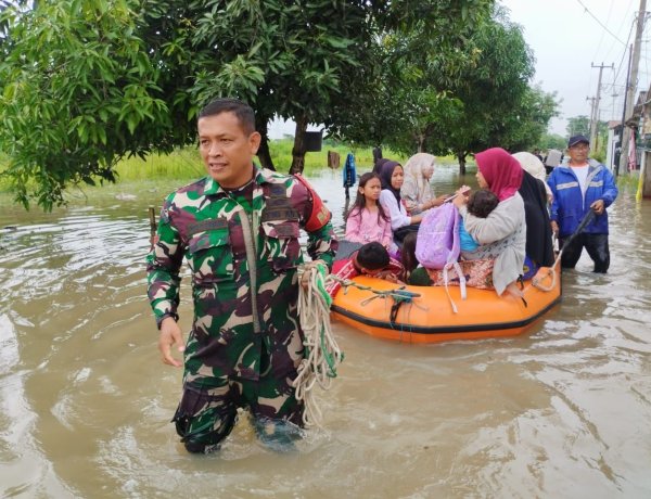 Aksi Cepat Tanggap, Babinsa Koramil 0602-16/Ciruas Kodim 0602/Serang Terjang Banjir Evakuasi Warga