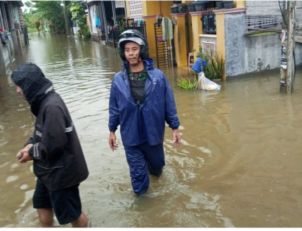 Danramil 0602-18/Kragilan Kodim 0602/Serang Tinjau Langsung Lokasi Bencana Banjir 