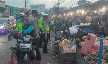 Polres Serang Tertibkan Pedagang dan Parkir Liar Pasar Ciruas, Arus Lalu Lintas Kembali Normal